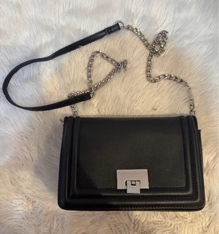 Bolso Negro Stradivarius con Cadena Plateada