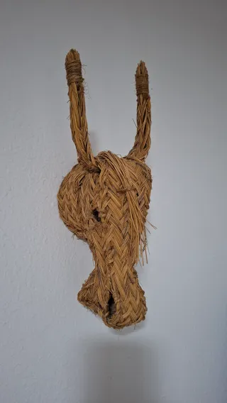 Cabeza animal decorativa de esparto