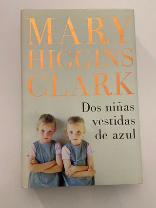 Dos niñas vestidas de azul