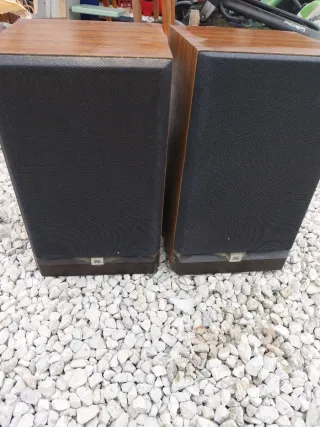 Altavoces JBL Negros y Marrones