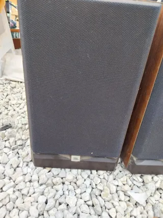 Altavoces JBL Negros y Marrones