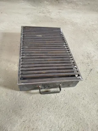 Parrilla metálica con cajón