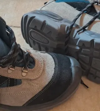 Scarponi Deltaplus beige e neri