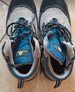 Scarponi Deltaplus beige e neri