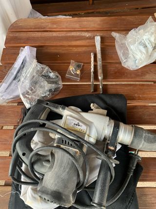 Taladro percutor con accesorios