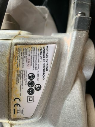 Taladro percutor con accesorios