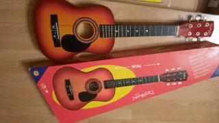 Guitarra 75cm con funda, cejilla y pie incluido