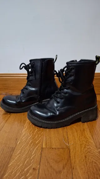 Botines negros con cremallera y cordones