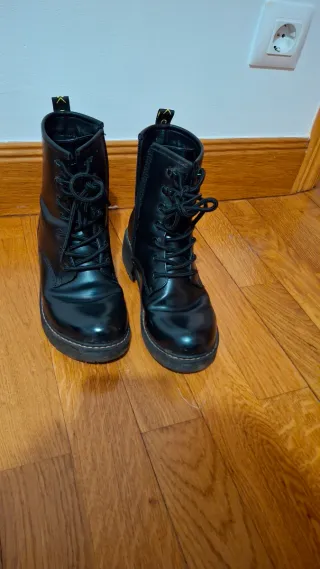 Botines negros con cremallera y cordones