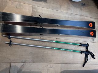 Esquís Dynastar 130cm y Bastones Salomon 110cm