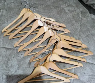 Perchas de madera y metal