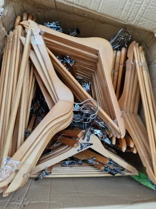 Perchas de madera y metal