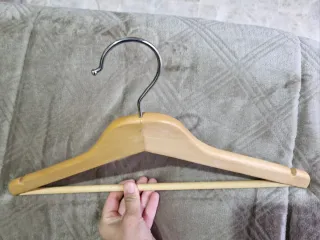 Perchas de madera y metal