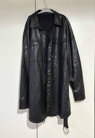 Gabardina efecto cuero negra de Bershka