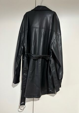 Gabardina efecto cuero negra de Bershka