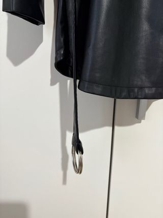 Gabardina efecto cuero negra de Bershka