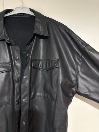 Gabardina efecto cuero negra de Bershka