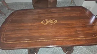 Mesa de comedor de madera oscura