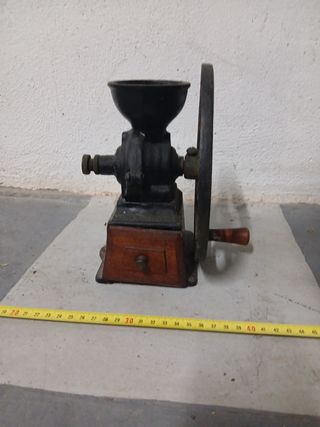 Molinillo de café antiguo de hierro volante