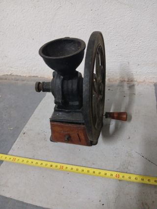 Molinillo de café antiguo de hierro volante