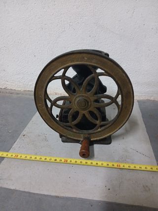 Molinillo de café antiguo de hierro volante