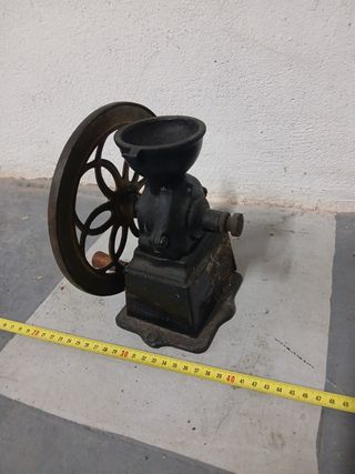 Molinillo de café antiguo de hierro volante