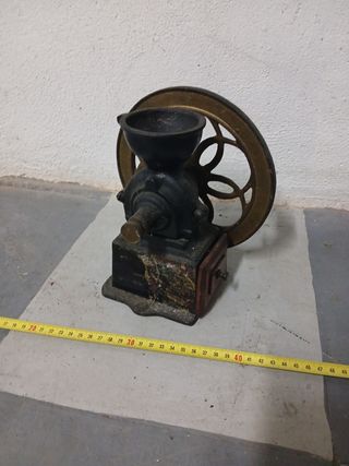 Molinillo de café antiguo de hierro volante