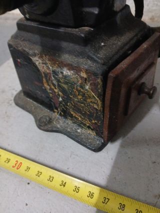 Molinillo de café antiguo de hierro volante