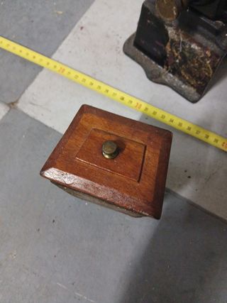 Molinillo de café antiguo de hierro volante