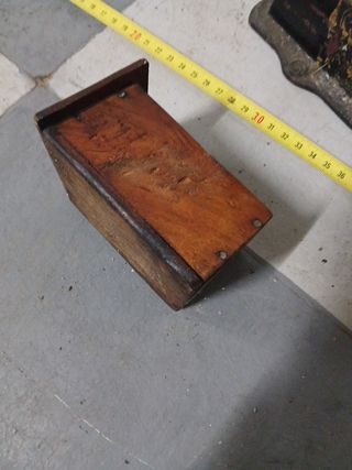 Molinillo de café antiguo de hierro volante