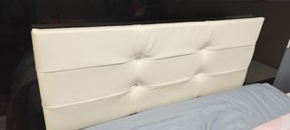 Cabecero tapizado y dos mesitas de noche