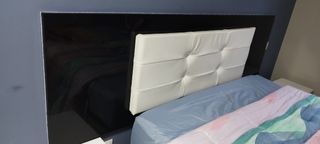 Cabecero tapizado y dos mesitas de noche