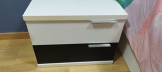 Cabecero tapizado y dos mesitas de noche