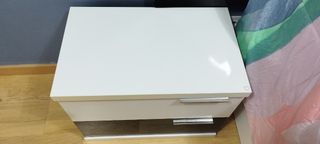 Cabecero tapizado y dos mesitas de noche