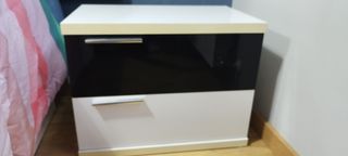 Cabecero tapizado y dos mesitas de noche