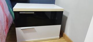 Cabecero tapizado y dos mesitas de noche