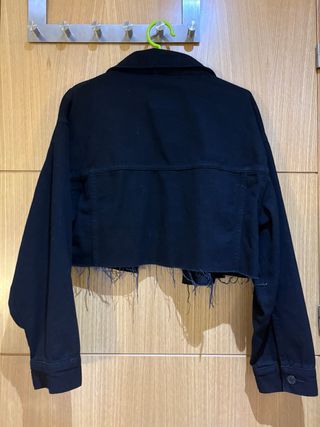 Chaqueta vaquera Bershka negra corta