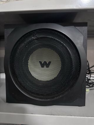 Altavoz subwoofer negro y tarjeta de sonido