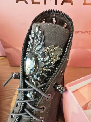 Botas Alma en Pena piel gris con abalorios T.37