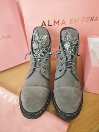 Botas Alma en Pena piel gris con abalorios T.37