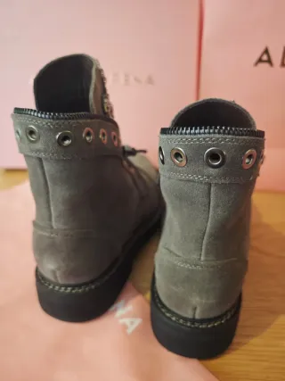Botas Alma en Pena piel gris con abalorios T.37
