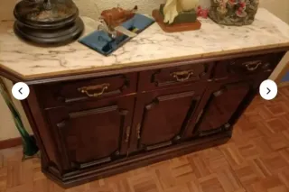 Recibidor vintage madera y mármol.