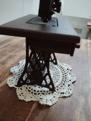 Máquina de coser vintage decorativa