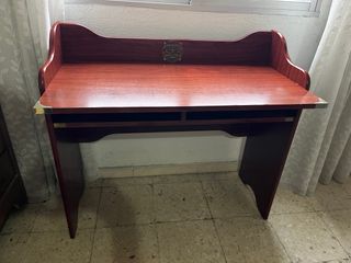 Escritorio madera con puntas reforzadas