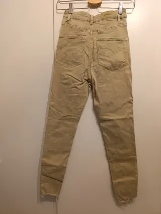 Pantalón vaquero beige desgastado