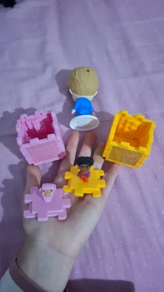 Lote de muñecos y dinosaurios