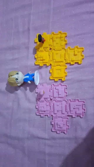 Lote de muñecos y dinosaurios