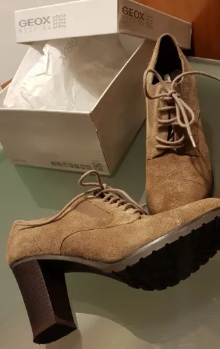 Zapatos Geox cordones ante beige