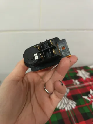 Interruptor Eléctrico 4 Pines Amarillo