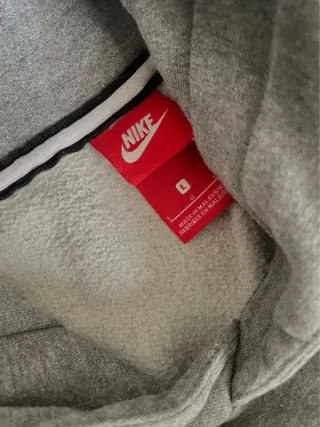 Felpa Nike grigia con logo rosso